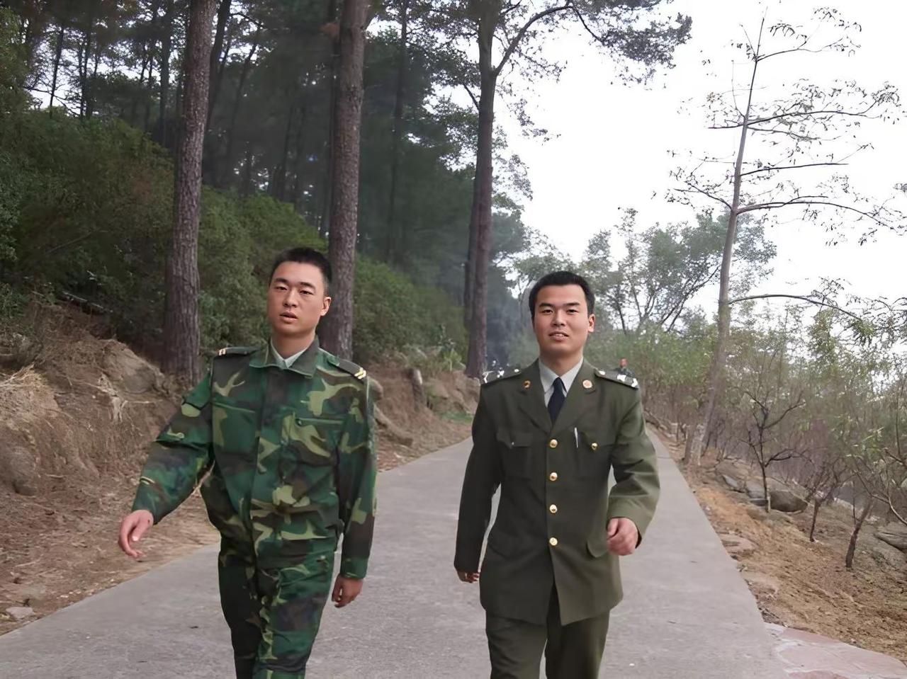 一身军装承载责任，一枚军章藏满信仰。无论是驻守边防的战士，还是退伍归家的老兵，心