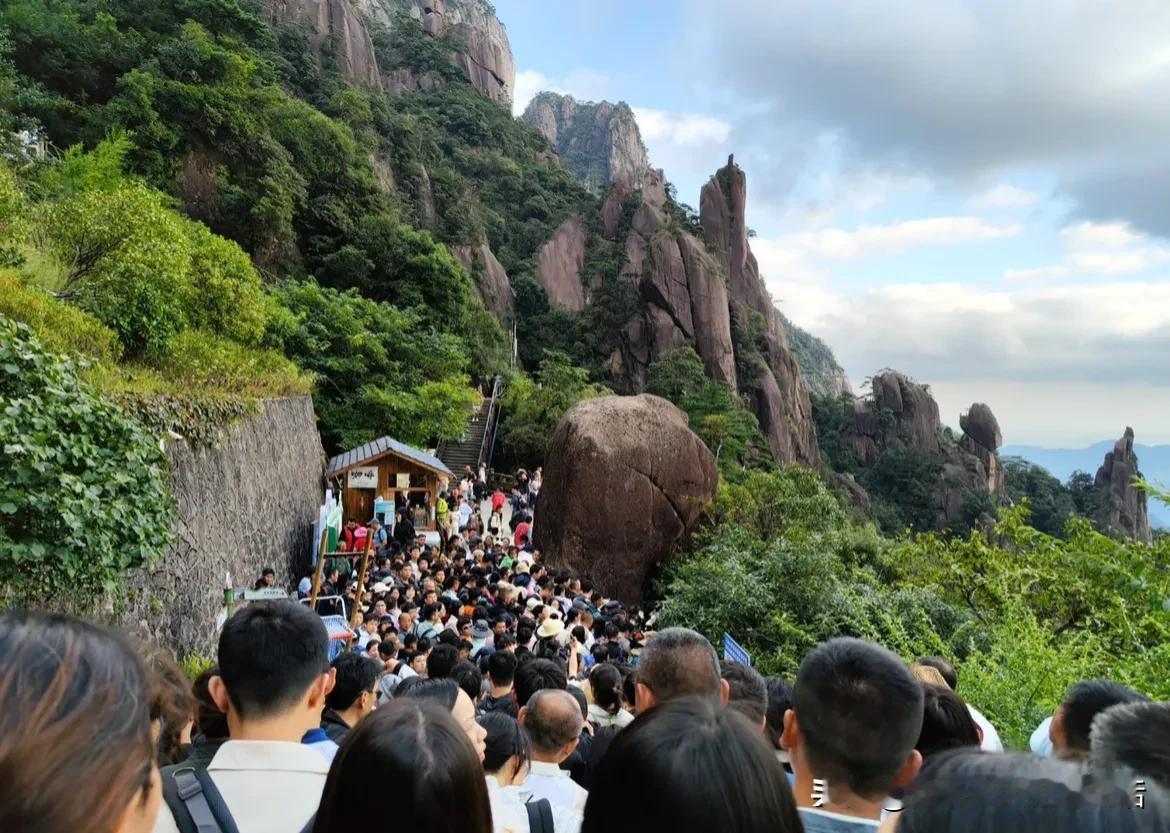 三清山的管理做得太差，建议不要来了

先不说各种超市物价涨到10倍，这都能忍受，