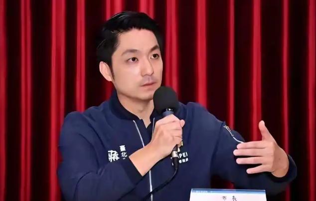 两蒋的棺材在台湾放了五十多年还没入土，蒋家后人想自费迁回大陆安葬，可蒋万安这个当