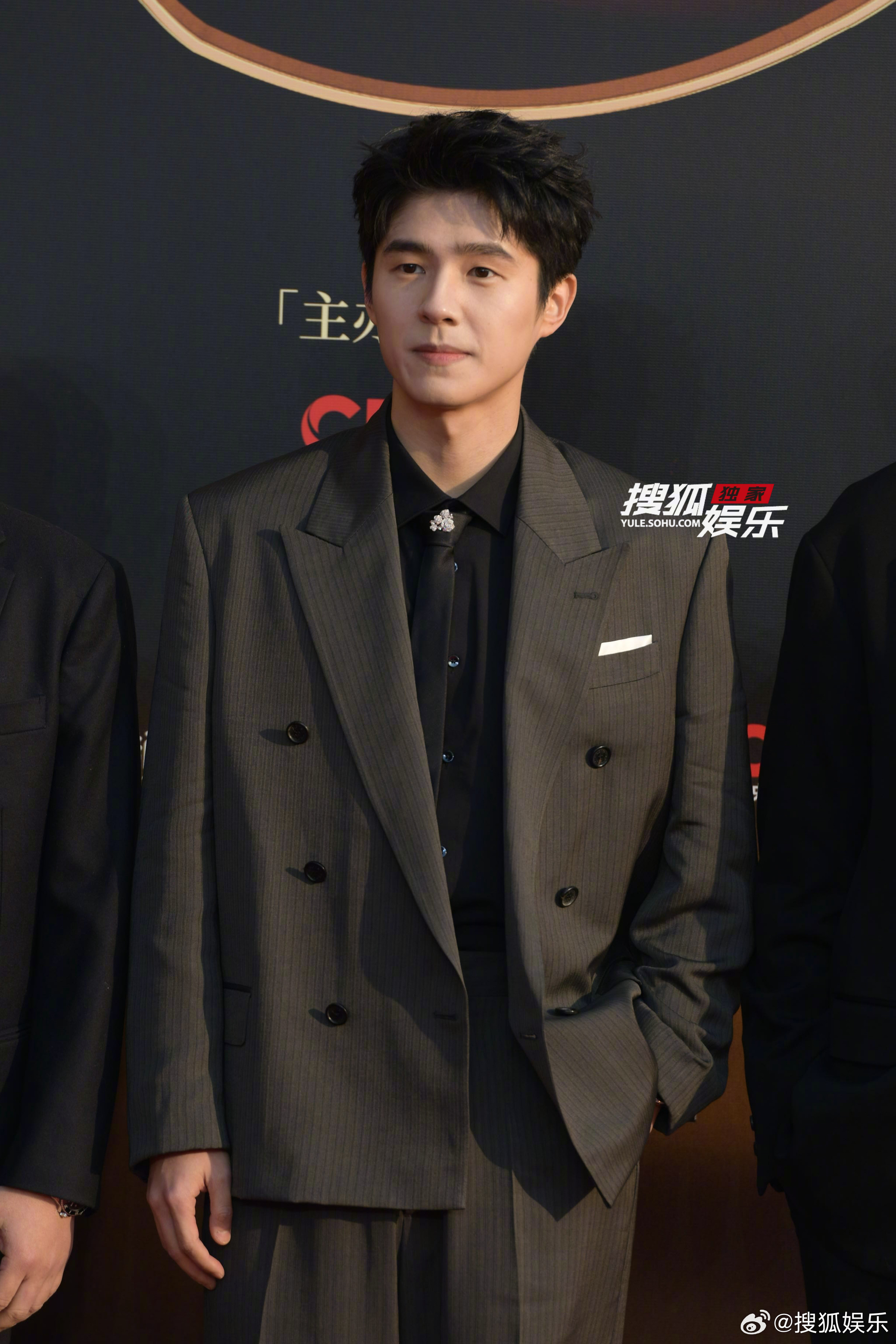 刘昊然一身灰色条纹西装亮相cmg中国电影盛典红毯，状态依旧优秀