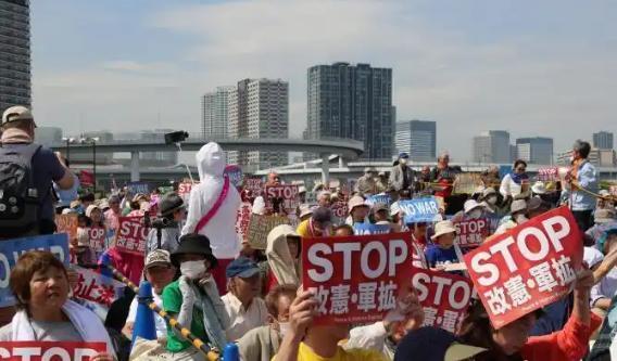 刚过去的5月3日日本宪法日，东京有明防灾公园直接挤爆，约5万民众从四面八方涌来，