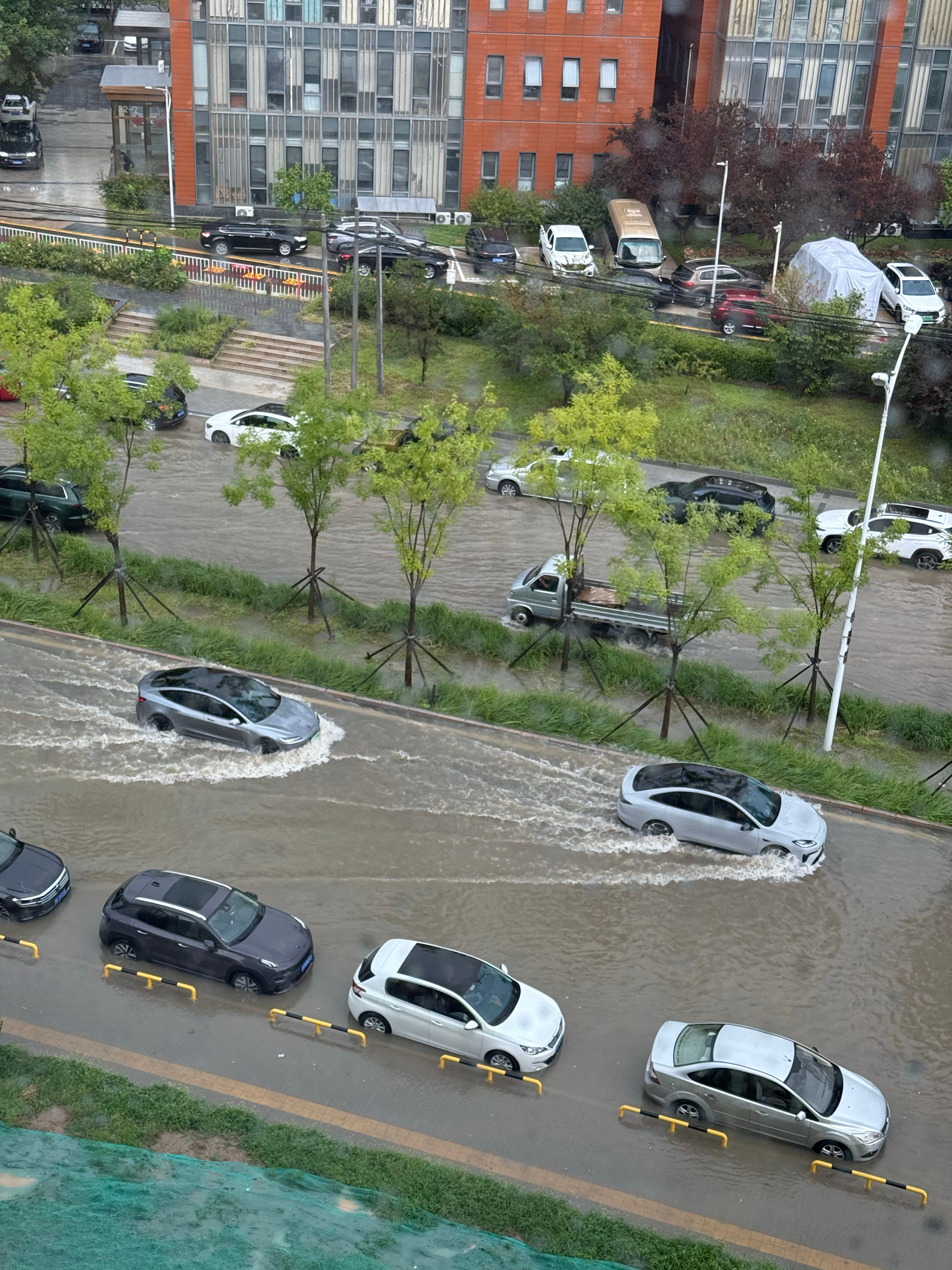 这雨下一了会儿就开船了 白海豚威力不小啊北京暴雨 北京