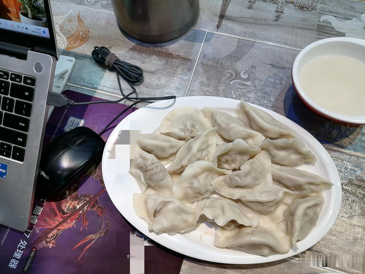 晚上，我没忍住，去饭店吃饺子。

饺子馅是碎的，有利于我的胃消化吧。我是这么想的