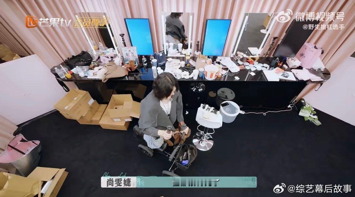 尚雯婕看着工作过的痕迹不舍 16天的朝夕相伴，尚雯婕把店铺当成临时的家，看着满是