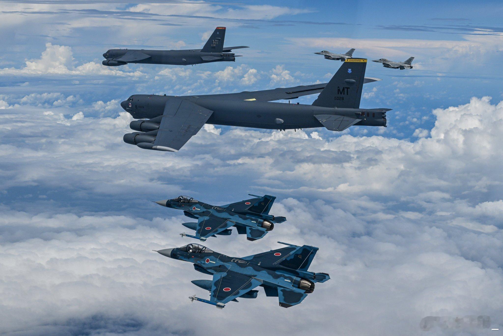 美日韩昨天在济州岛南部举行联合空中演习，B-52H、KF-16、F-2等参加。 