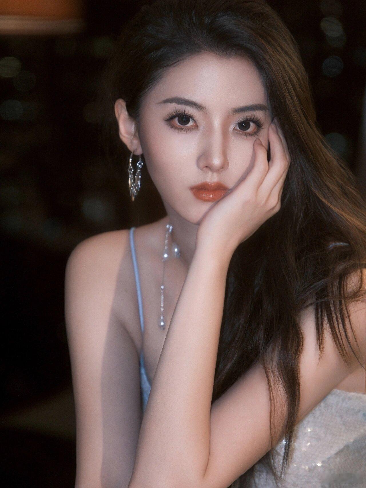 何子怡 ✨ 千金风辣妹造型，从头美到jio ​​​