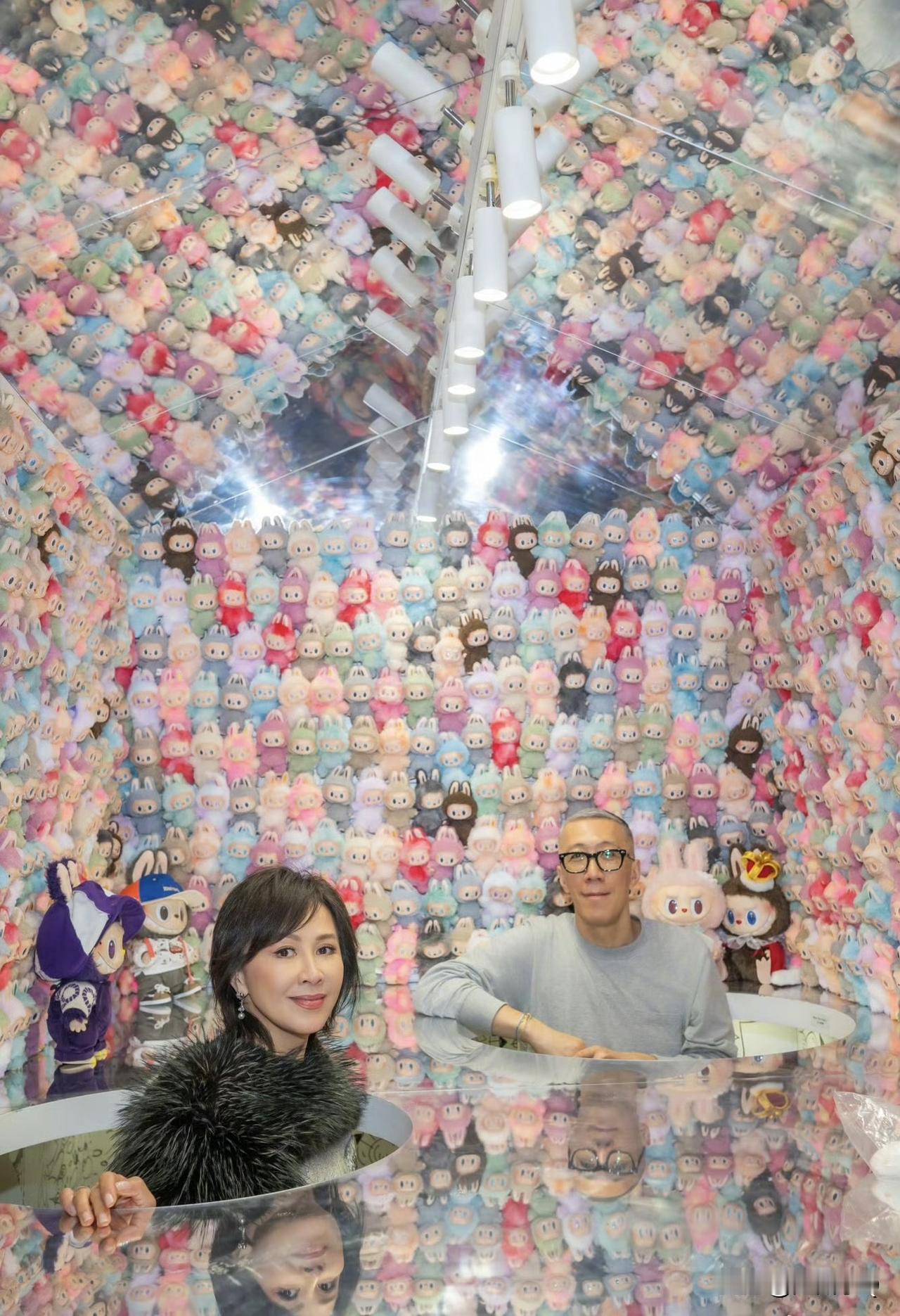 刘嘉玲和佘诗曼为好友龙家升的拉布布艺术展站台，两人的拍照方式都是如出一辙。