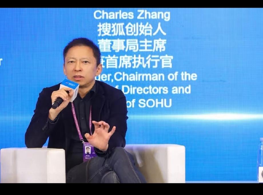 张朝阳选择“不投资”的战略是非常成功的，因为搜狐账上的12亿美元现金，一年光利息