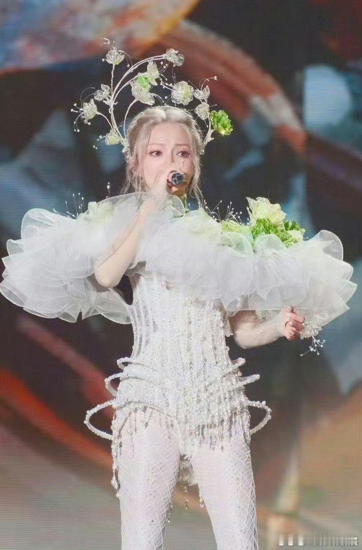芭比娃娃张韶涵成了高定缪斯  张韶涵一场5套高定  张韶涵怎么能做到每一套衣服这