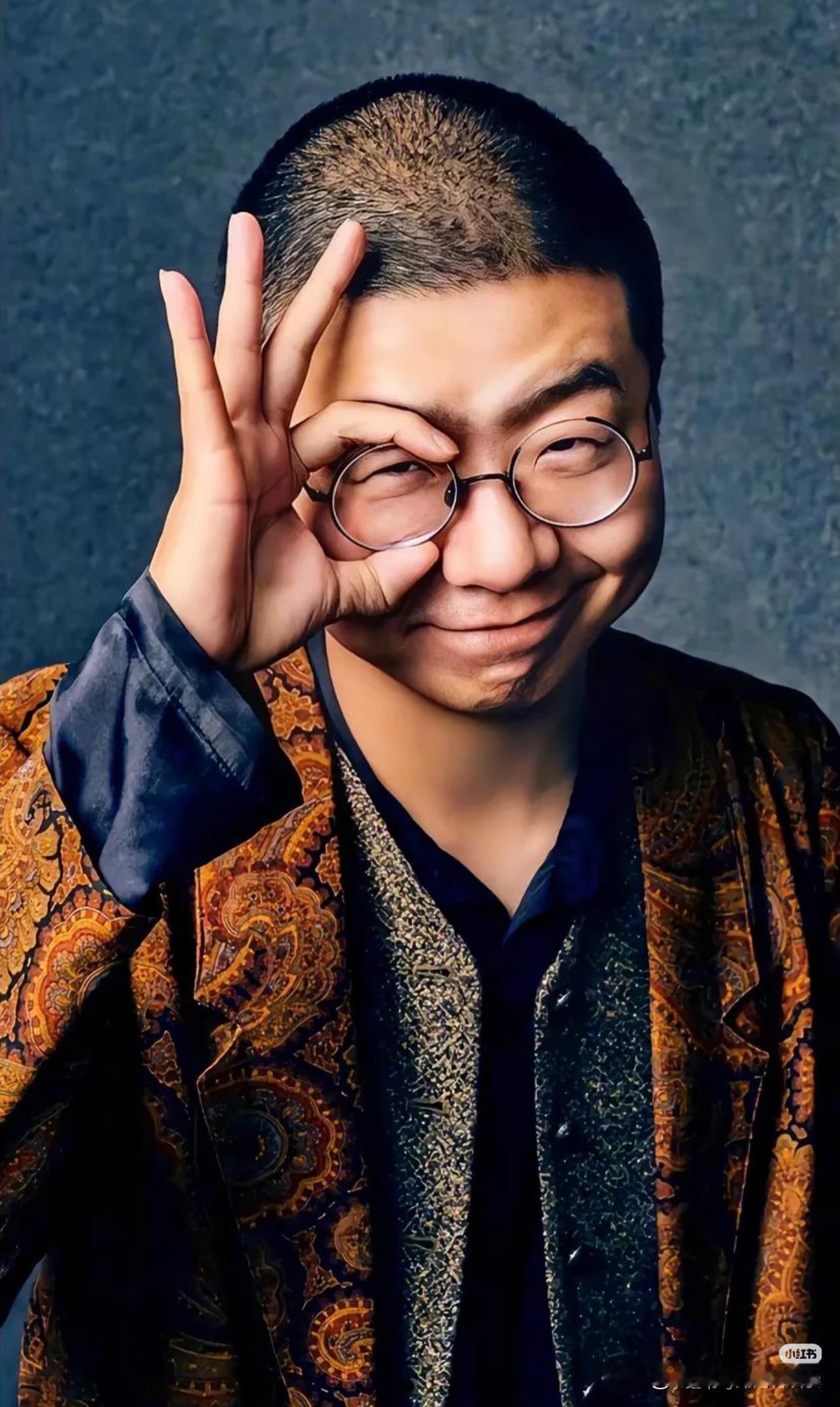 李诞直播时说，如果女性选择不婚不育，可以不急着找对象，但要尽早完成社会化，以免心