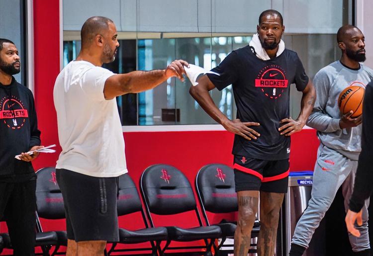 哈登：杜老大，听说你们要变阵啦？？？
杜兰特：两连败啦！再不变我都要发脾气了。