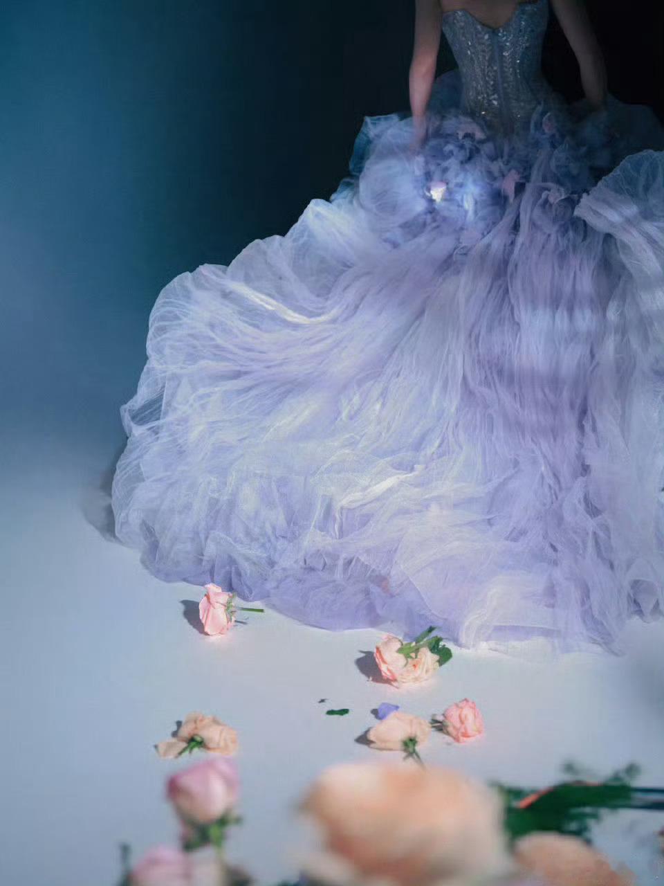 卢昱晓紫纱流光绝美出圈！仙气萦绕如幻境，这身造型直接封神了吧💜卢昱晓她的裙摆是