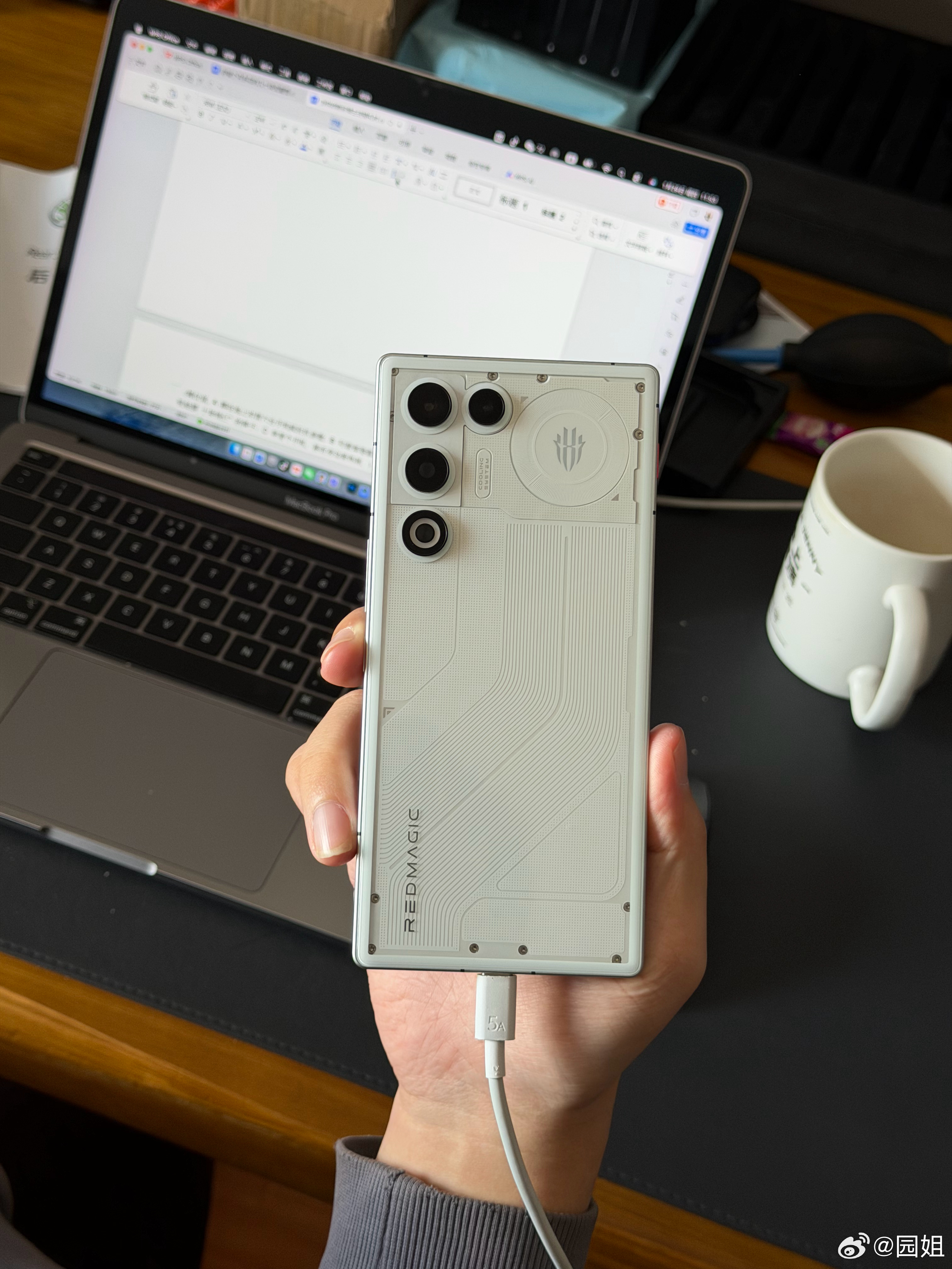 工作室小伙伴早上来了就在这里玩游戏，咱也不敢问，问就是测试手机性能，划算红魔11