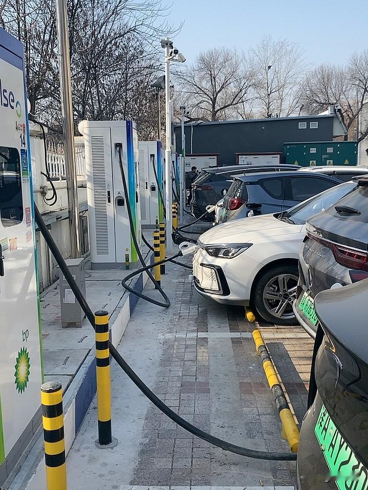 听我一句劝，如果你指望一辆纯电车开十年，现在最好先掰掰手指头算算总账。

我哥们