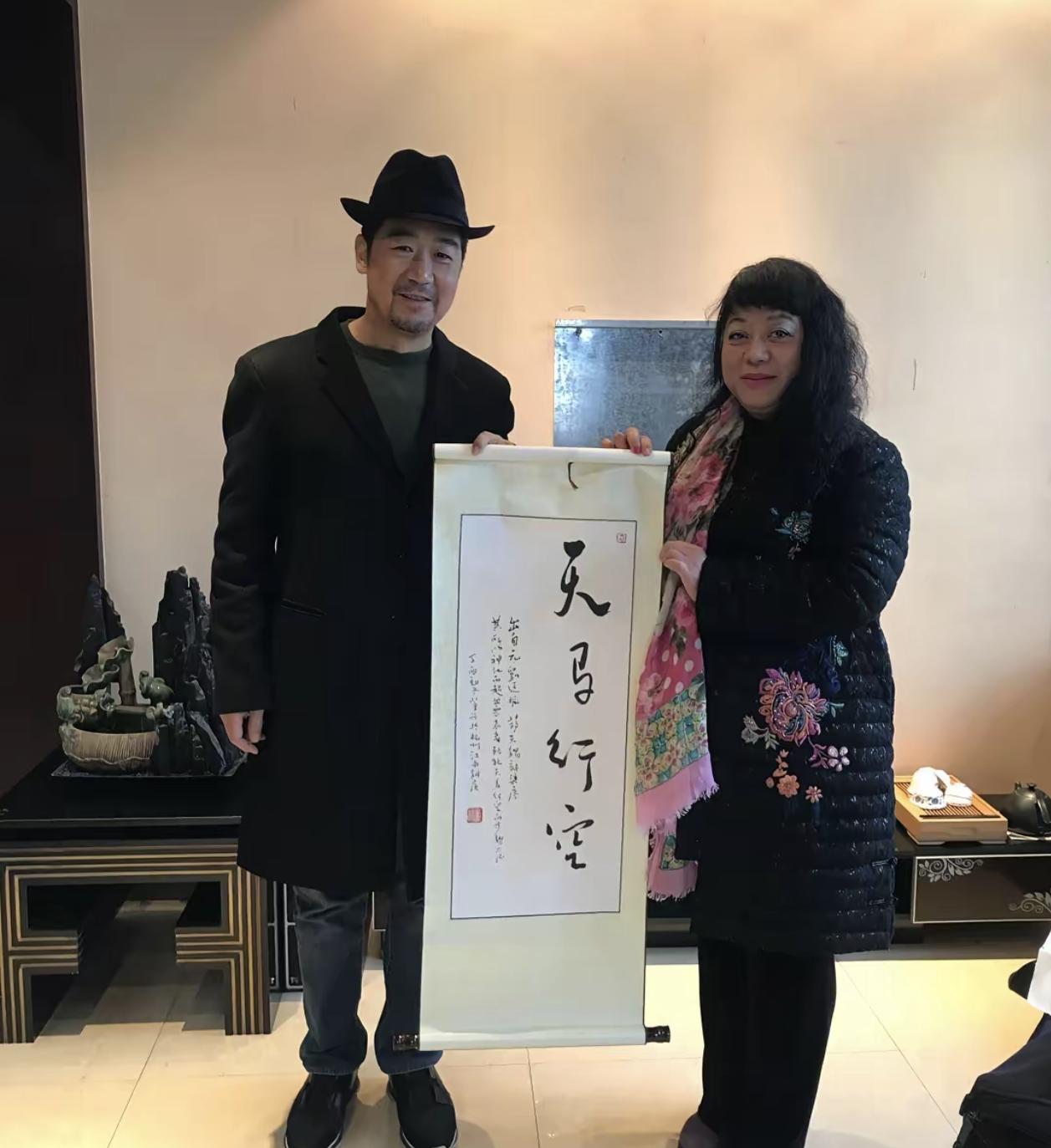 虽然我不懂书法，但是我感觉张国立写的字，还不如小孩写的好看。写毛笔字和签名不一样