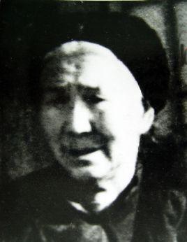 1942年，邓玉芬在山里干农活，村民来报信，说她的丈夫和五儿子被鬼子打死了，四儿
