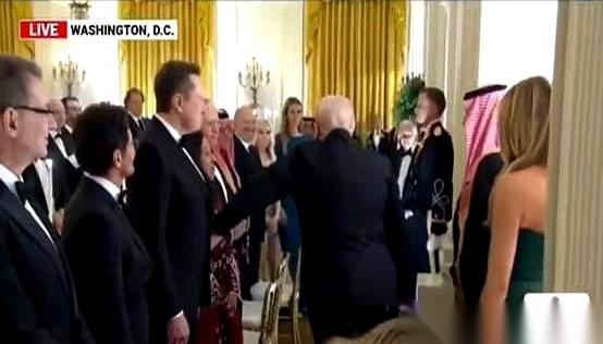 有的人，活着，其实已经死了。
有的人，死了，却还被拉出来演戏。
我说的不是别人，