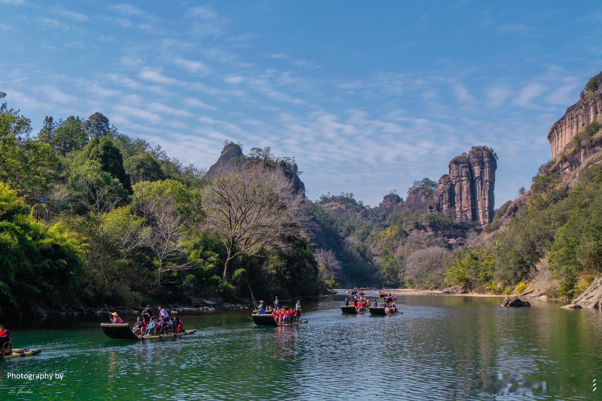 去武夷山旅行，乘坐竹筏从武夷山星村镇筏游码头出发，宴九曲溪顺流而下，全程约1个半