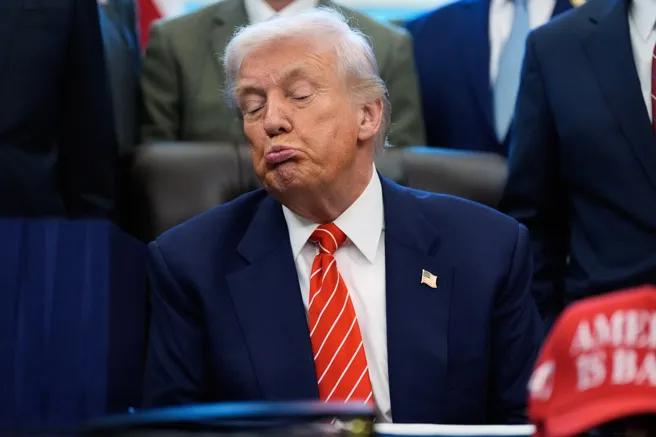 特朗普政府拟取消高阶公务员解雇保护

《华尔街日报》等外媒4日报道，特朗普政府正