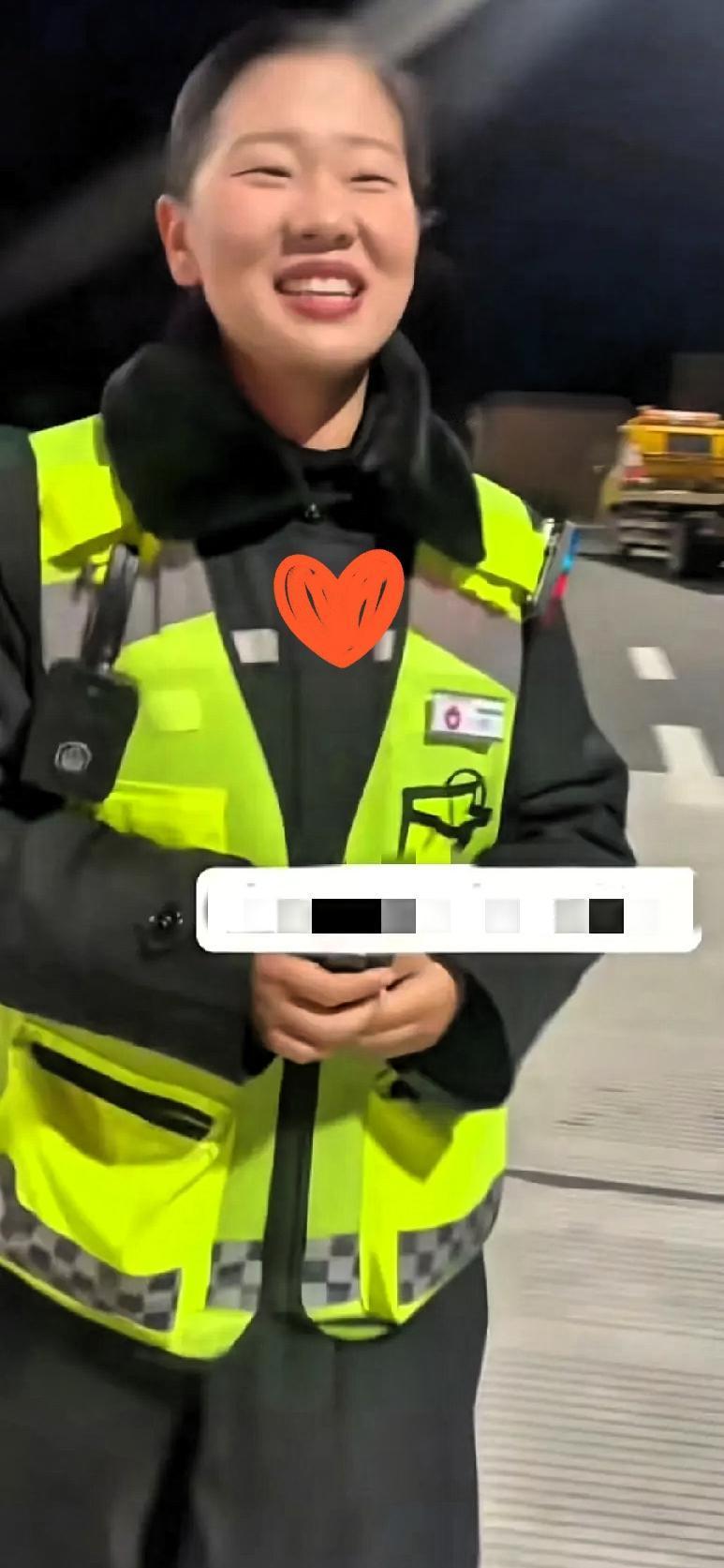 安徽深夜的高速收费站，一个举动让无数人喊着要送女收费员上热搜！这哪是简单的帮忙，