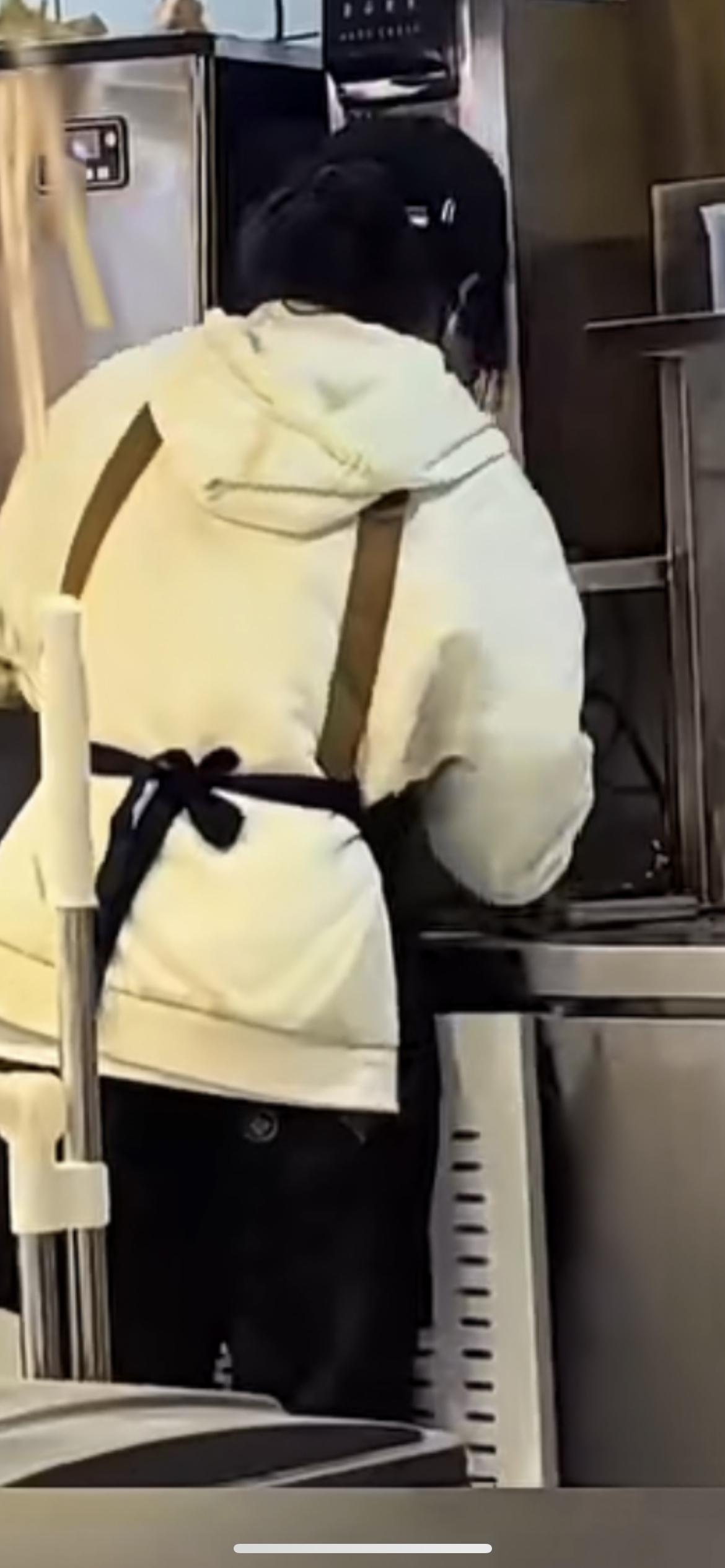 12月24日上午，在宁夏银川市兴庆区砂之船（银川）奥莱江南水街一餐厅员工用洗菜池