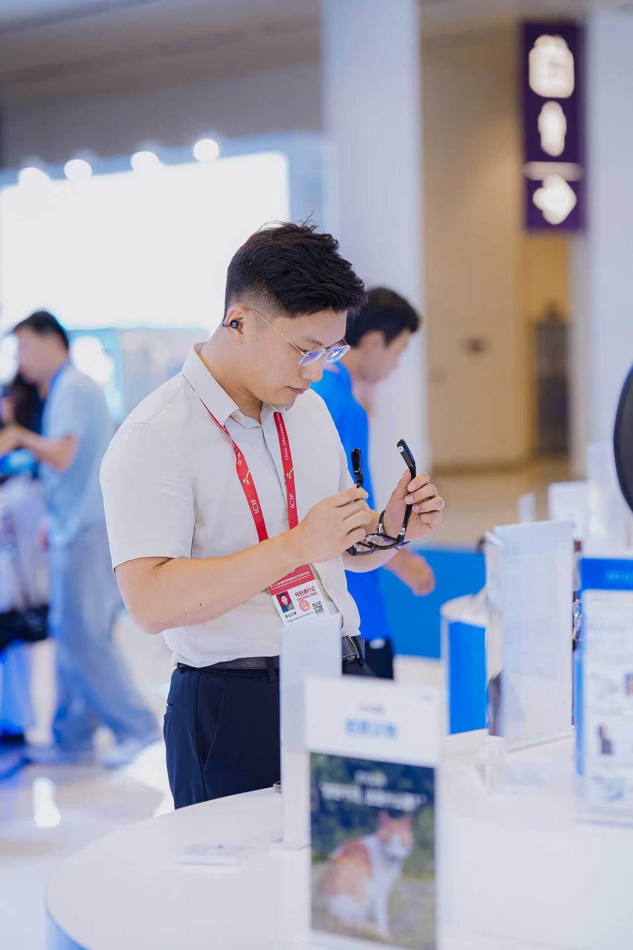 深圳厂二代批发20台AI眼镜搞事业厂二代居然为员工安排了20台千问AI眼镜，告别