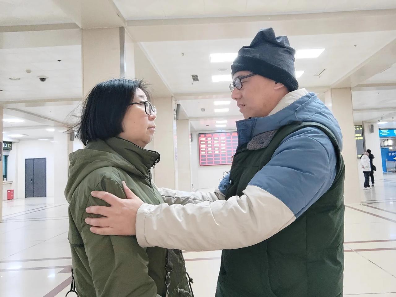 姐弟恋的分别时刻，太难受了，姐姐哭了，在火车站，众目睽睽之下，她也不管那么多了，