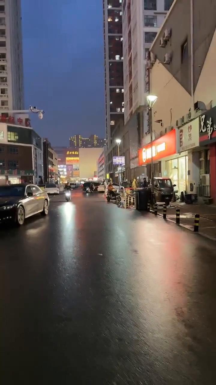 郭子的茶来了。这里有一个美宜美宜，每一家便利店的情况下旁边就是郭子的茶，现在不用