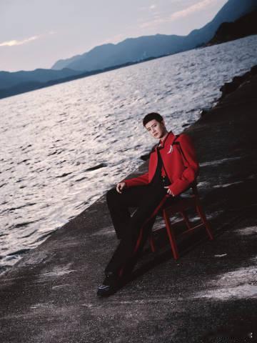 任嘉伦点燃新的年光 舞台是欢乐的海洋，你是那欢快的浪花，专注地跳跃着，带来无尽欢