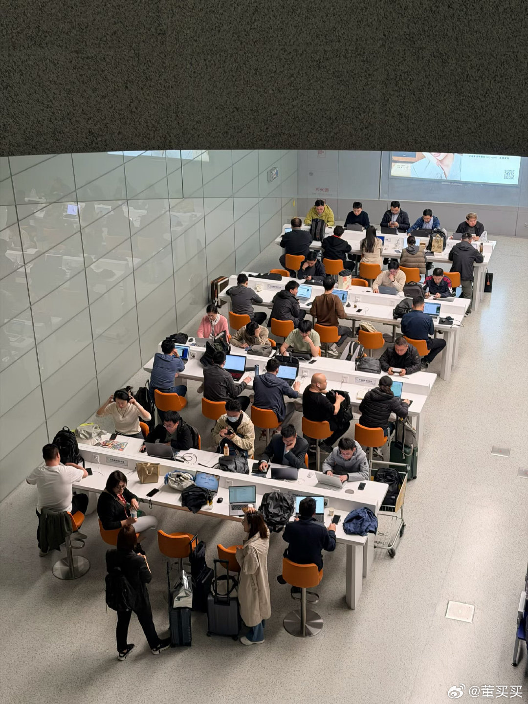 京沪线升舱是不要想的，大家一起图书馆自习吧，看看我在哪。 上海·上海虹桥国际机场