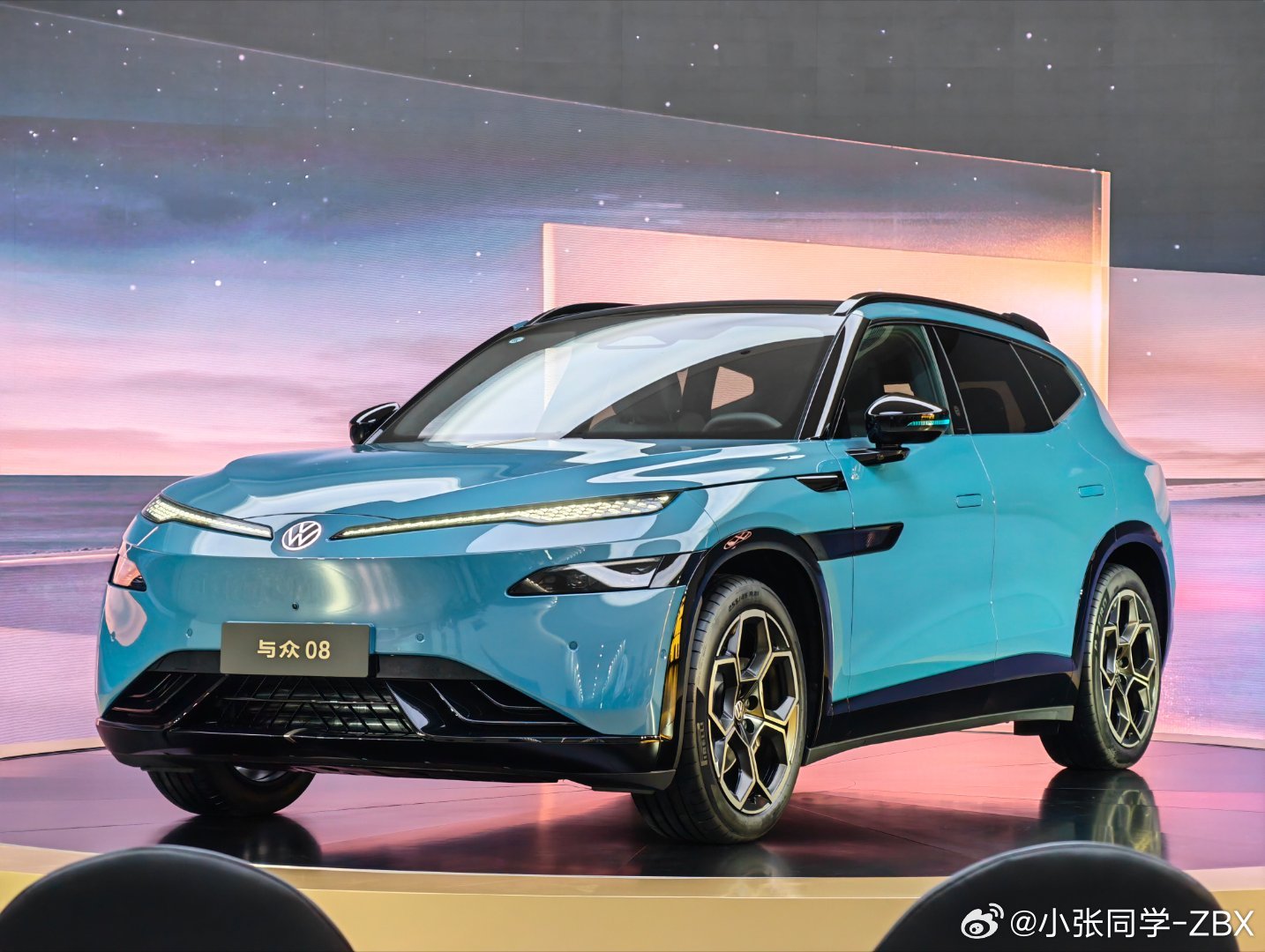 大众与众08的蓝色似乎也还行？整体配色还都挺年轻化的新能源汽车与众08大众智能纯