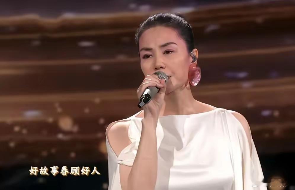 55岁王菲泪洒舞台双手合一痛得难以呼吸，是她从传奇到凡人的蜕变王菲在2025年蛇