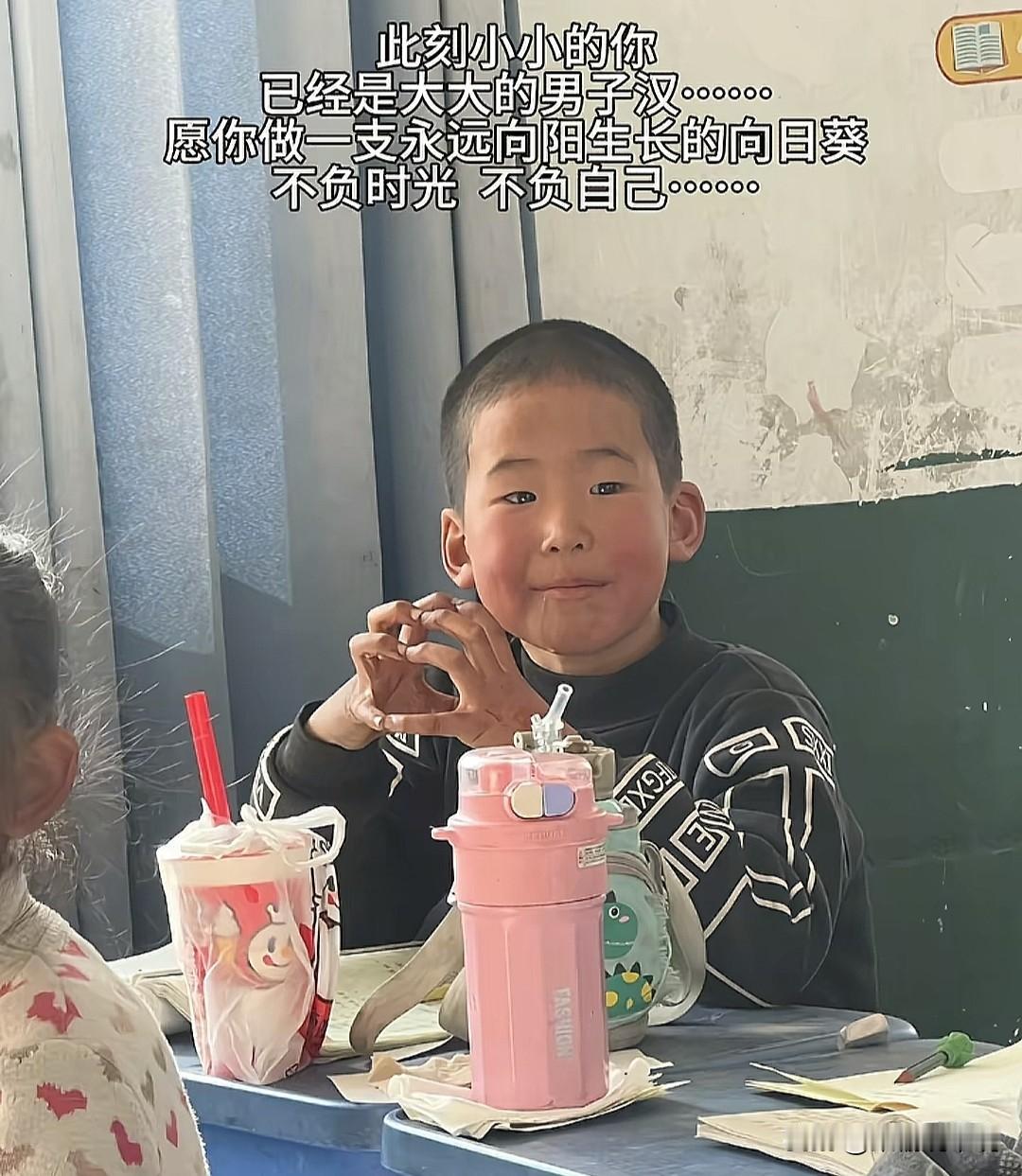 泪目了！在河南周口的某个乡村小学，这个男孩作为留守儿童在这里上学，由于父母都不在