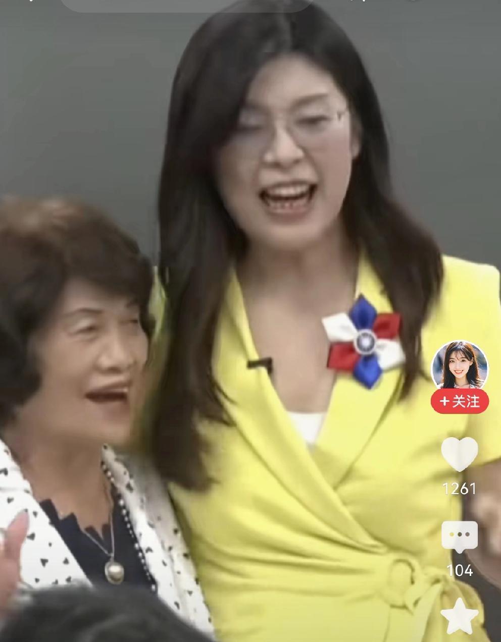 郑丽文，平易近人好亲民[赞][赞]
近日，郑丽文参加活动。市民们走了过来，提出希