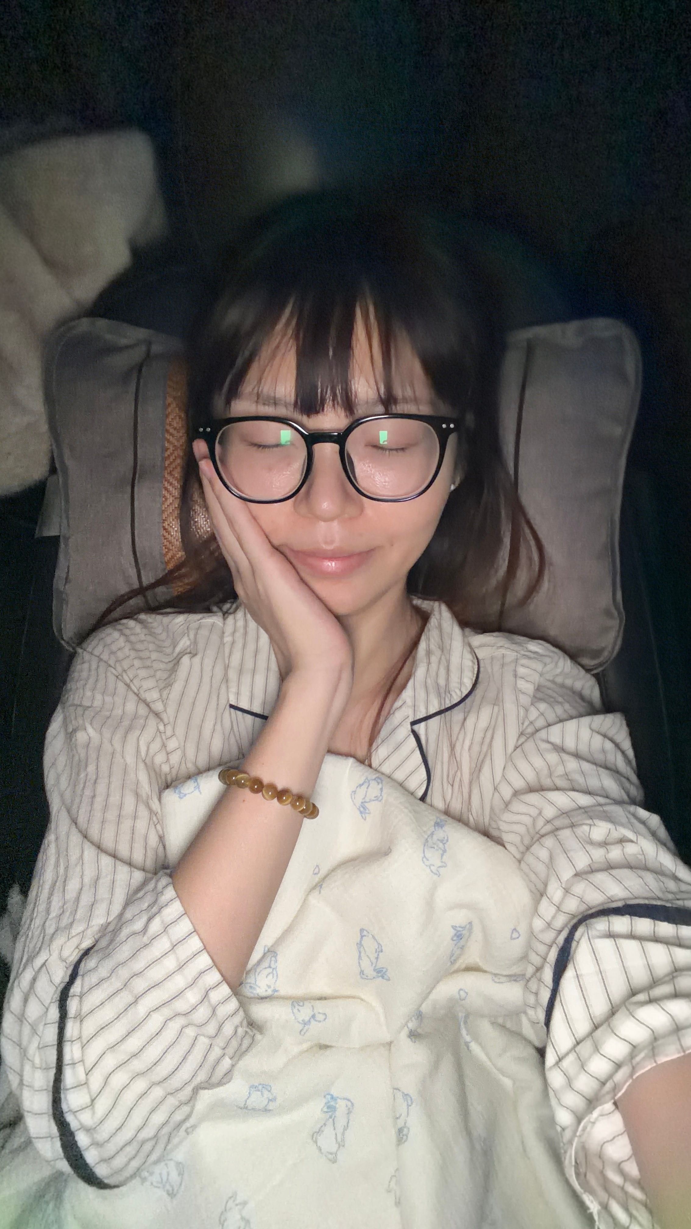 我跟梨夫有点癫了躺床上快睡觉了突然特想吃螺蛳粉然后我俩穿着睡衣随手抓了一套衣服出