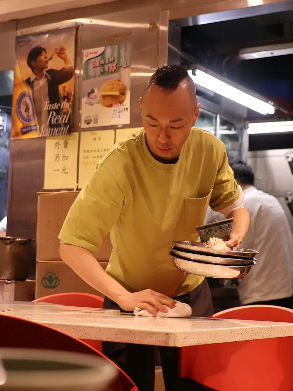 TVB戴耀明做侍应成日落错单，老板动粗责骂