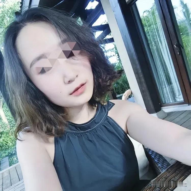这个知道搭讪、惹祸就逃的人，哪有一点精神病的样子？
要是他真处于发病期，身边必然