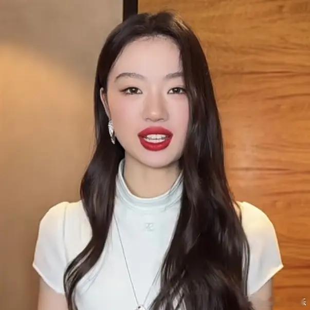 单依纯这是妆容问题还是长相问题 