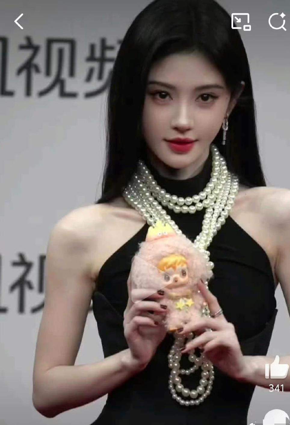 我觉得这姑娘对自己挺狠的
先天条件在娱乐圈属于“素人”水平，还能一步步混成“女顶