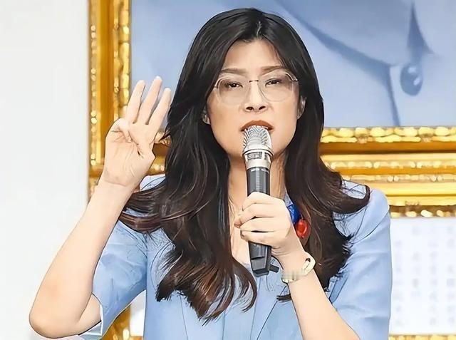 郑丽文要去美国了！居然对着镜头喊出：“我不想在大陆和美国之间二选一！”这话说得，