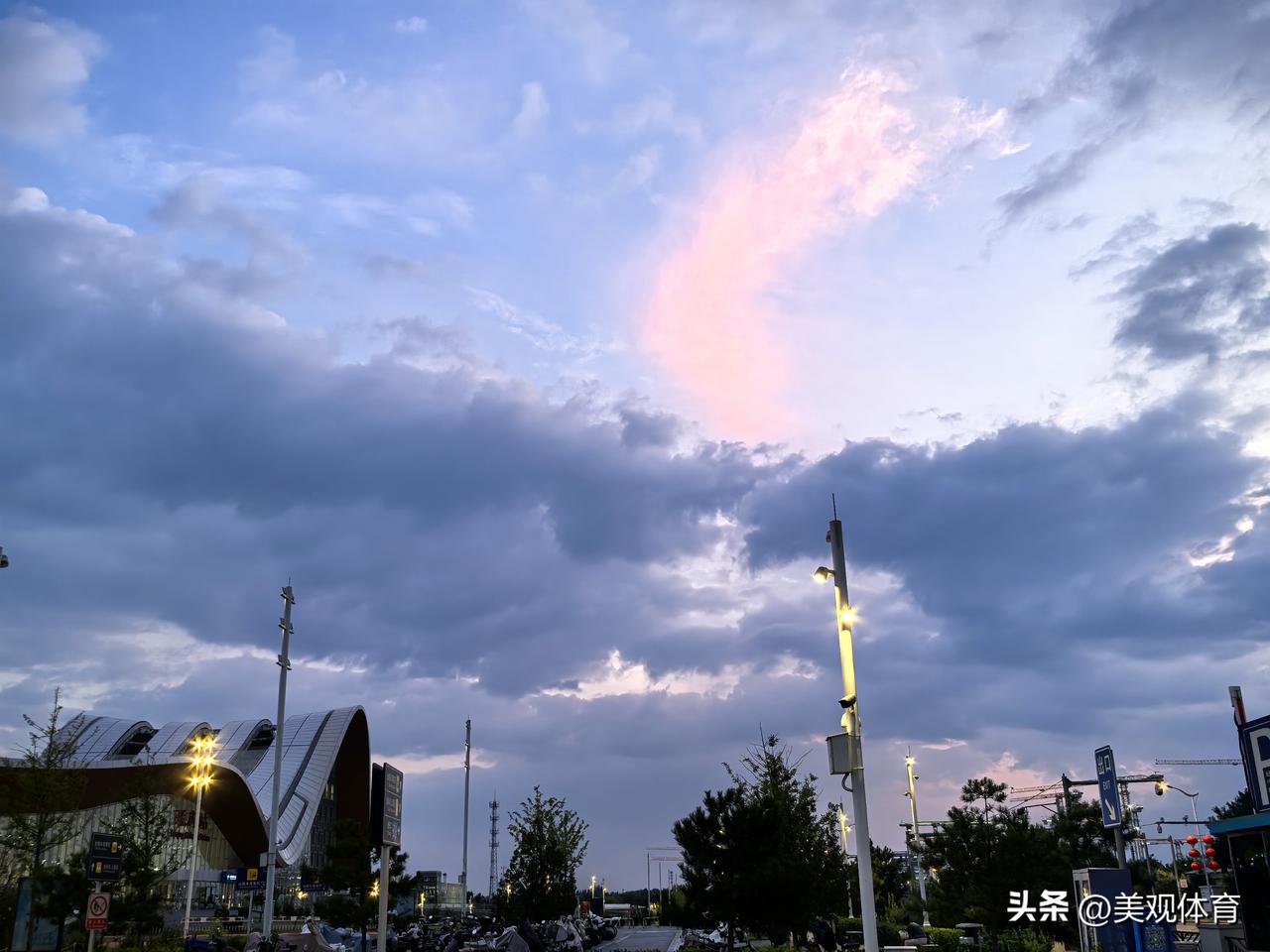 延庆火车站北广场低空密布的乌云与高空火红的晚霞交相映衬。