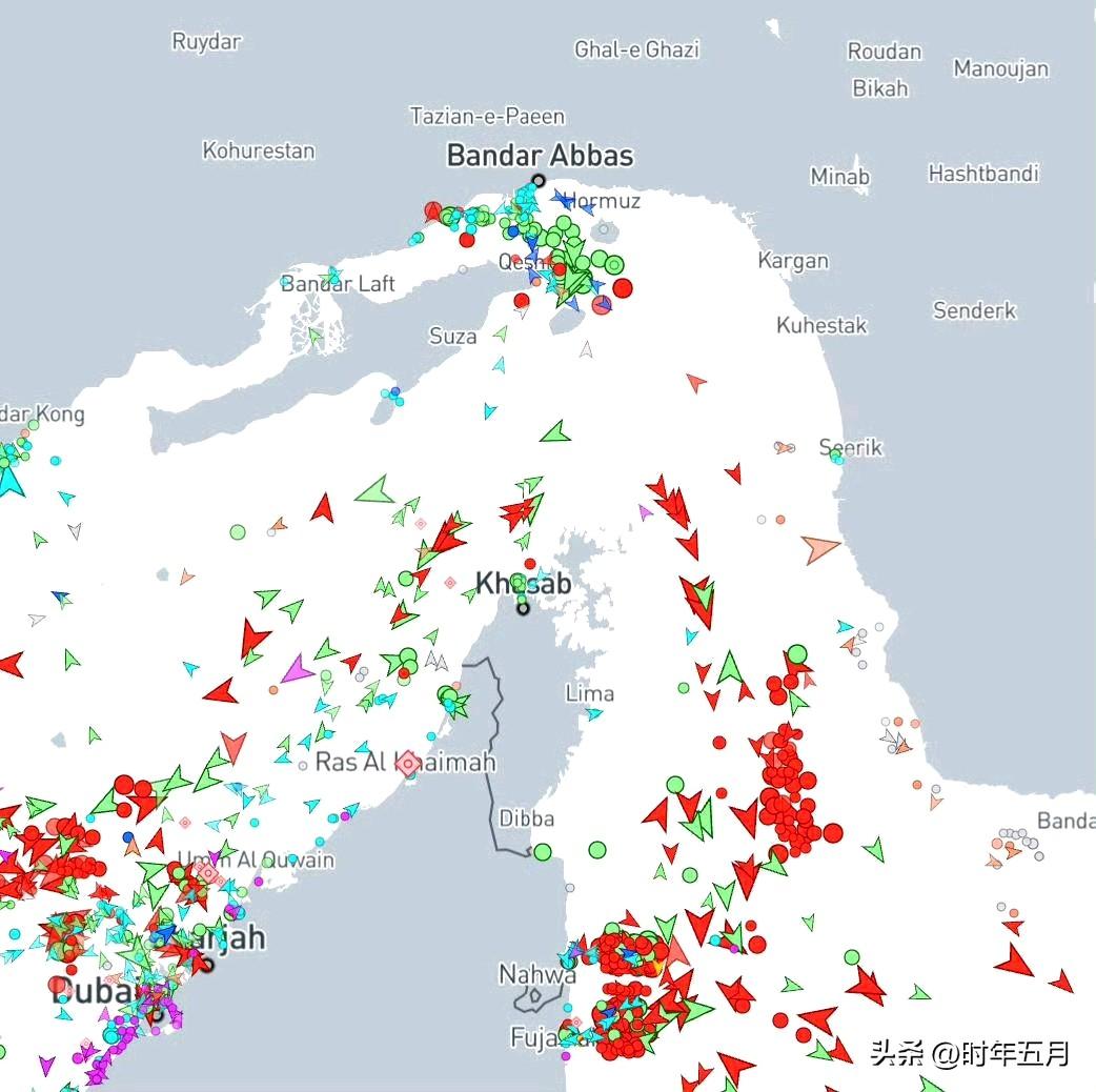 路透社报道，伊朗伊斯兰革命卫队海军通过甚高频无线电宣布，禁止船只穿越霍尔木兹海峡