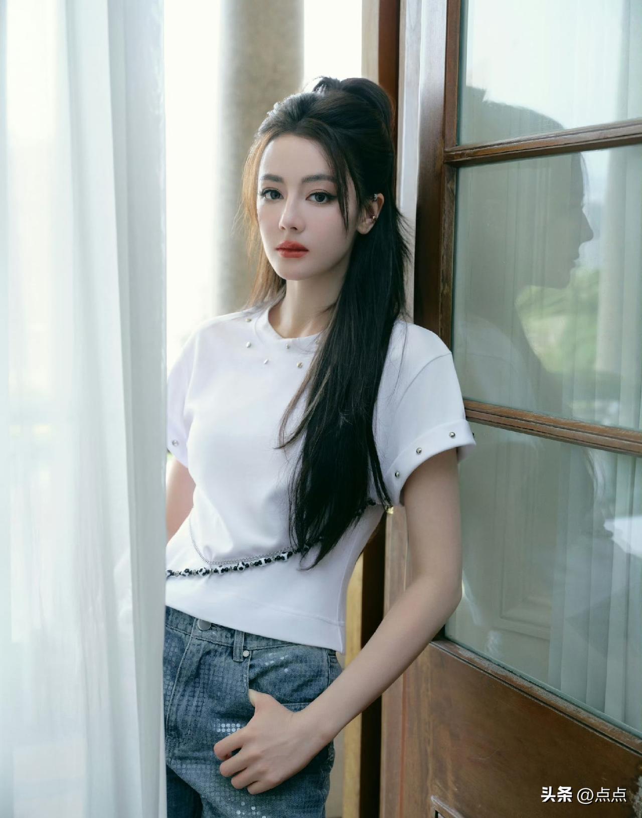 昨日活动里的迪丽热巴状态又美又灵动，海量路透美图看得太过过瘾。和周星驰、刘嘉玲同