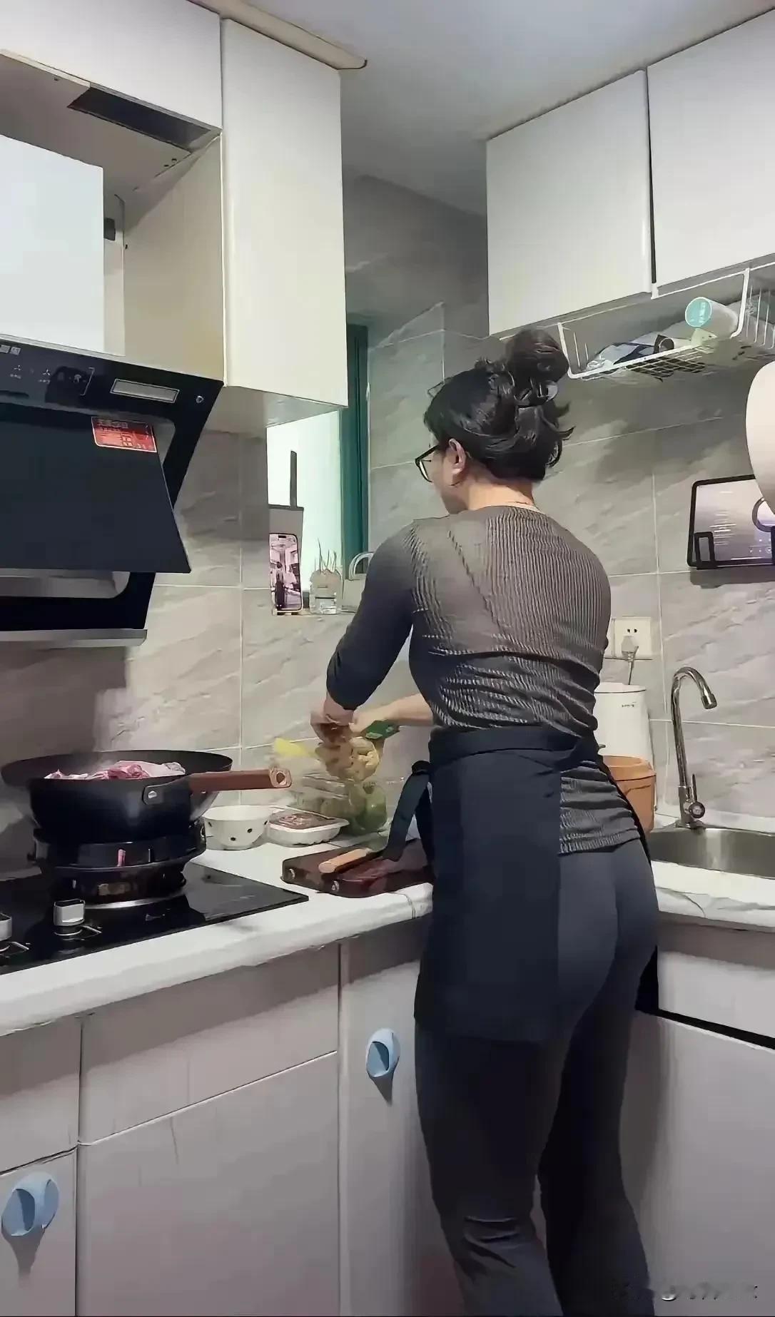 女人不能因经济状况而拒绝老公的生理需求！只有让男人舒服了，才有赚钱的动力！千万别