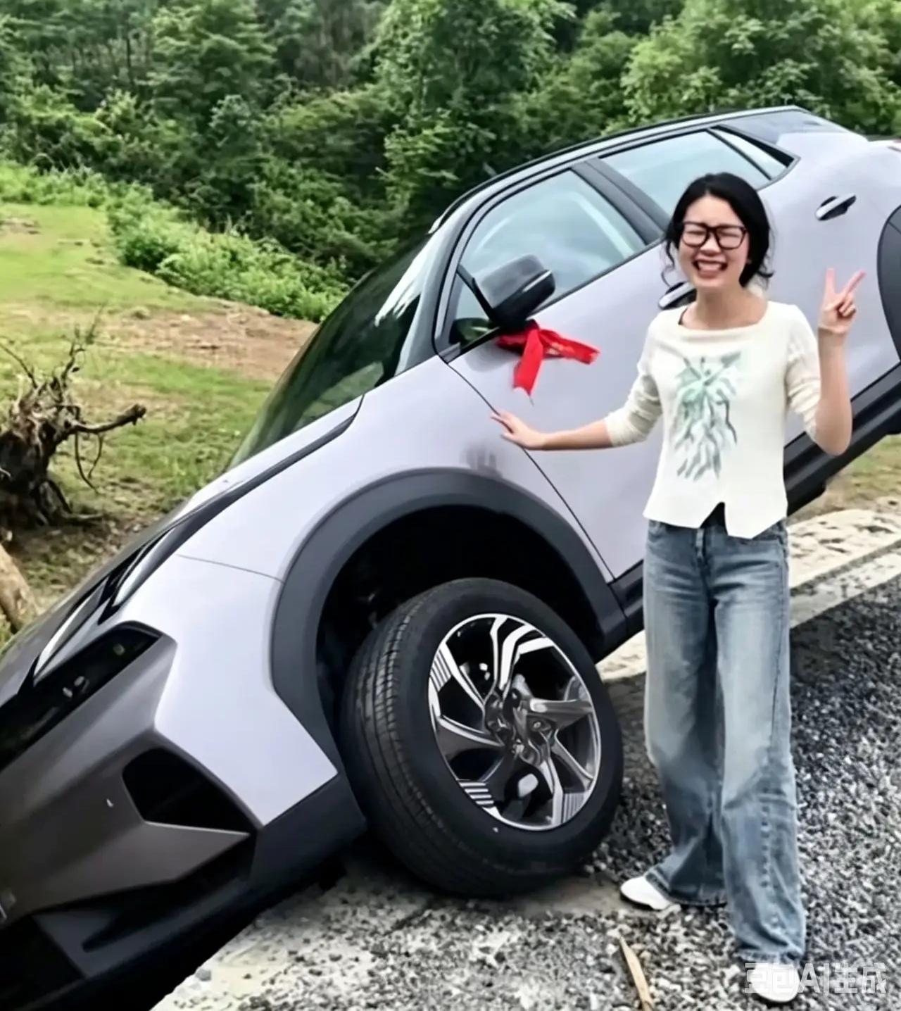 湖南这位女司机本来兴高采烈开着新车回家，过乡村弯道时没把控好方向，半个车身直接卡