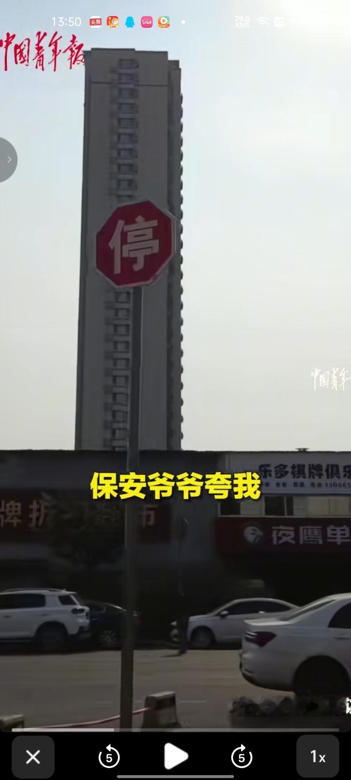 7月3日，山东青岛。七岁女孩第一次独自出门买早餐，爸爸不放心，偷偷跟在她后面默默