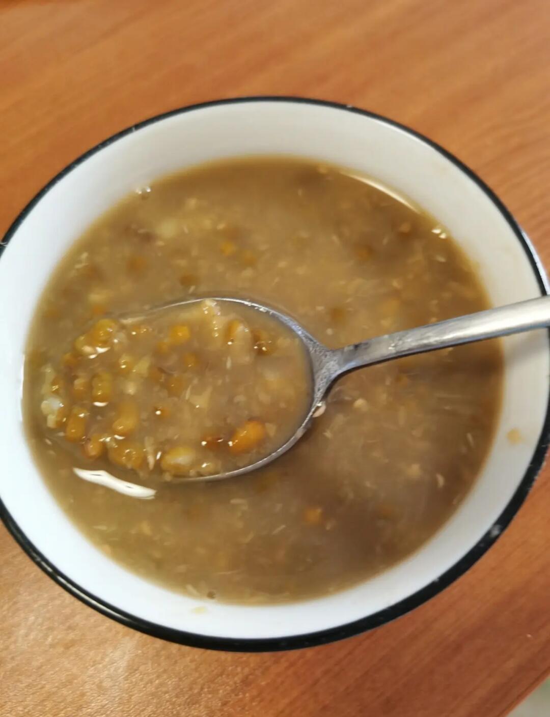 今日入伏，40年的伏天，这些美食值得吃！
起伏美食推荐：
1、绿豆汤、公鸡汤（头