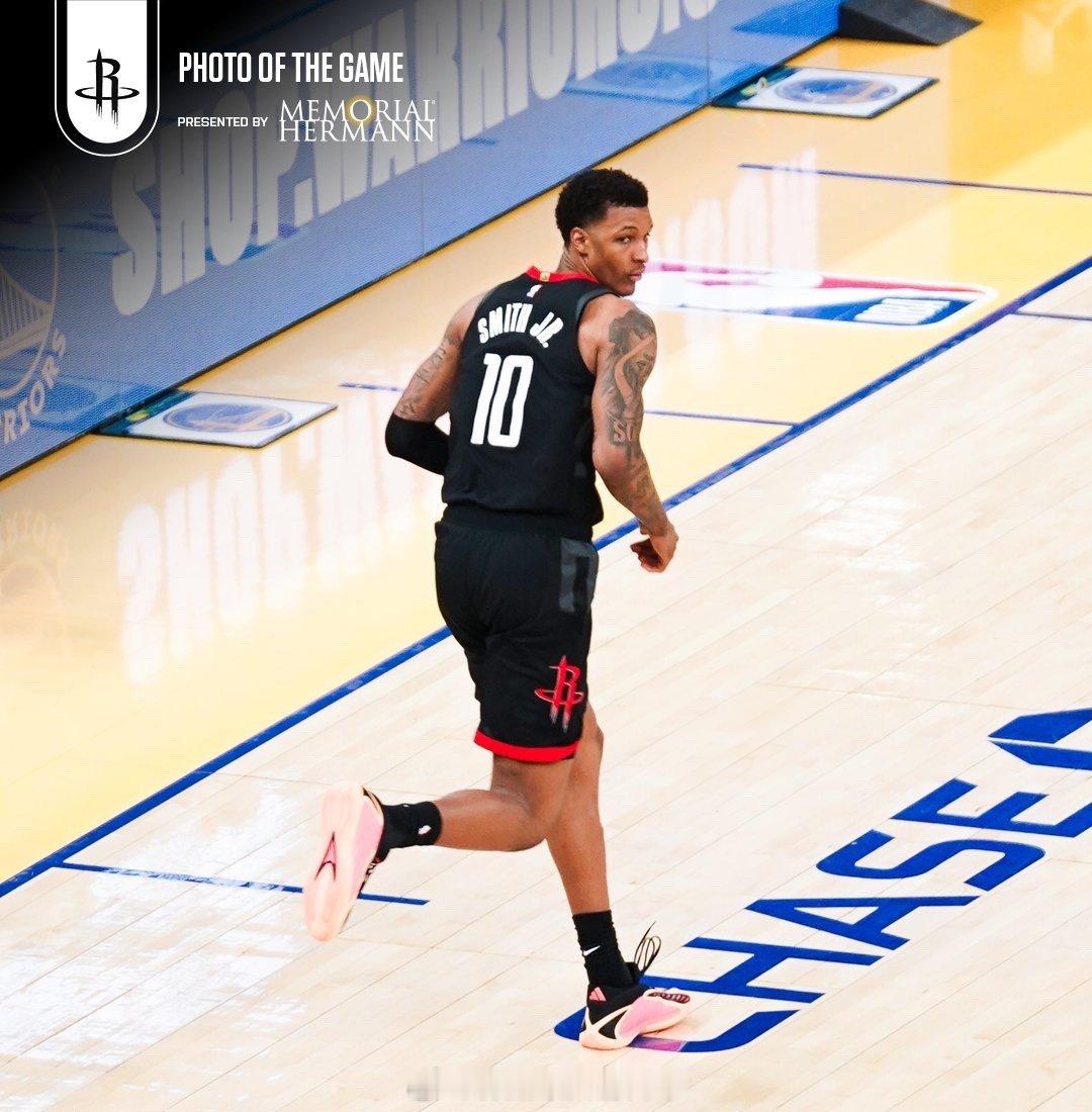 小贾：“太阳一开场就打得非常有侵略性，连续投篮命中。但我们一直团结在一起，这对我