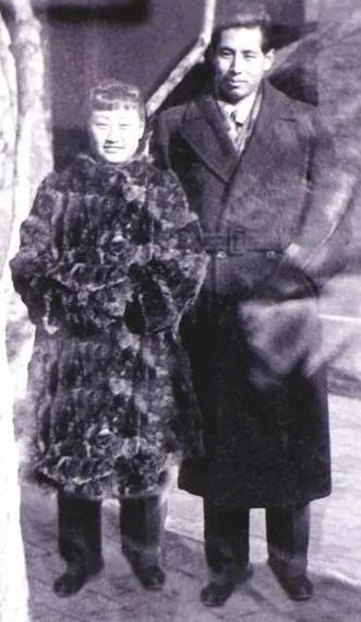 1938年，两名卧底夫妻假戏真做结为夫妻，得知妻子牺牲后丈夫一生未娶，不料8年后