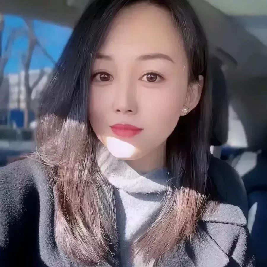 冬日暖阳下的车内自拍，甜美动人！明媚自拍 车后座自拍 冬日自拍 车感自拍 车景自